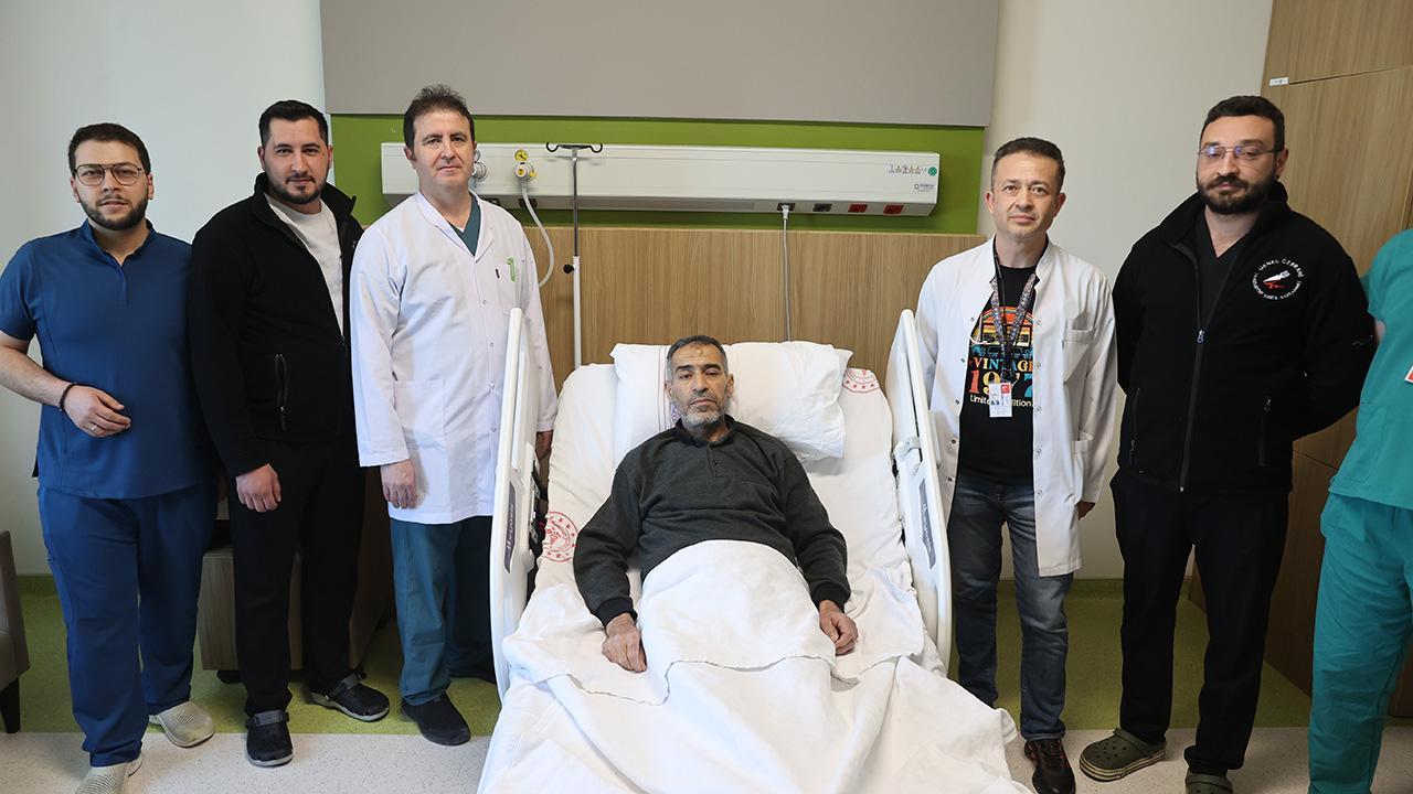 8,5 kiloluk böbrekle yaşadı, ameliyatla kurtuldu