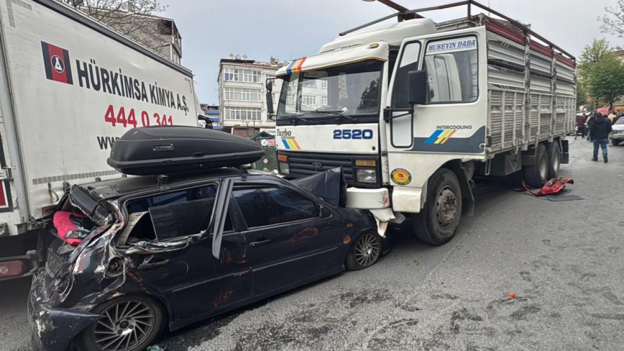 İstanbul'da freni boşalan kamyon 8 araca çarptı