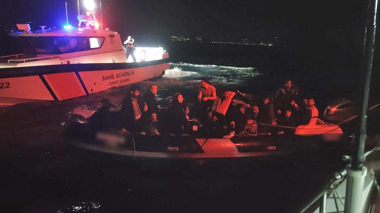 İzmir açıklarında 24 düzensiz göçmen yakalandı