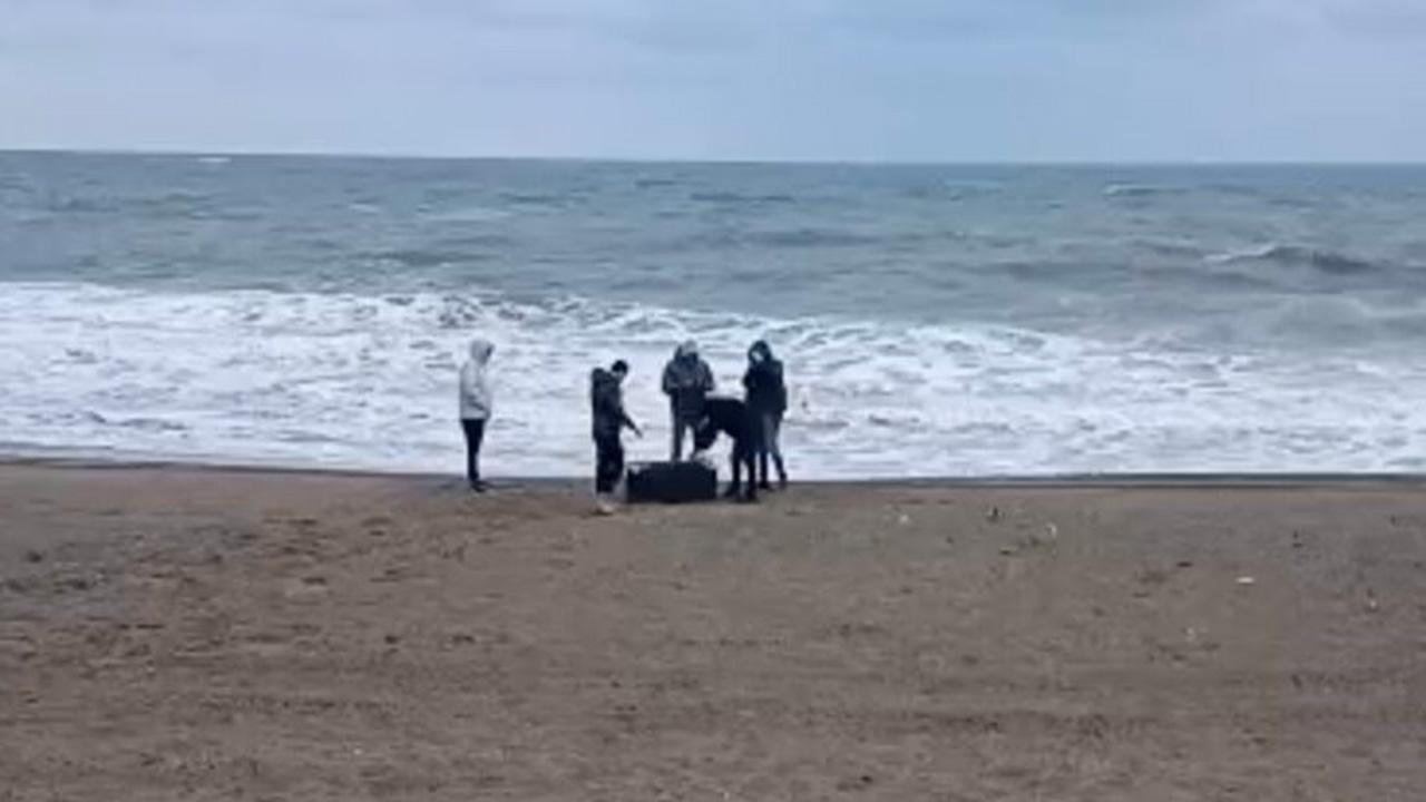 Sahile vuran çantadan uyuşturucu çıktı