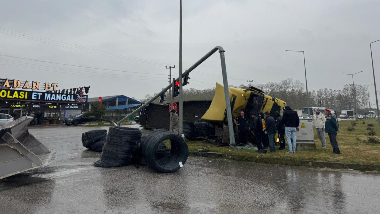 Samsun'da demir yüklü tır devrildi: 1 yaralı