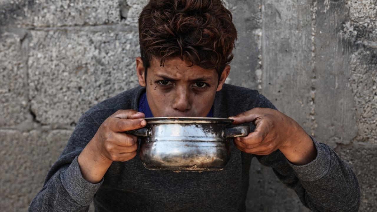 Araştırma: İngiliz medyası Gazze soykırımını aklamaya çalışıyor