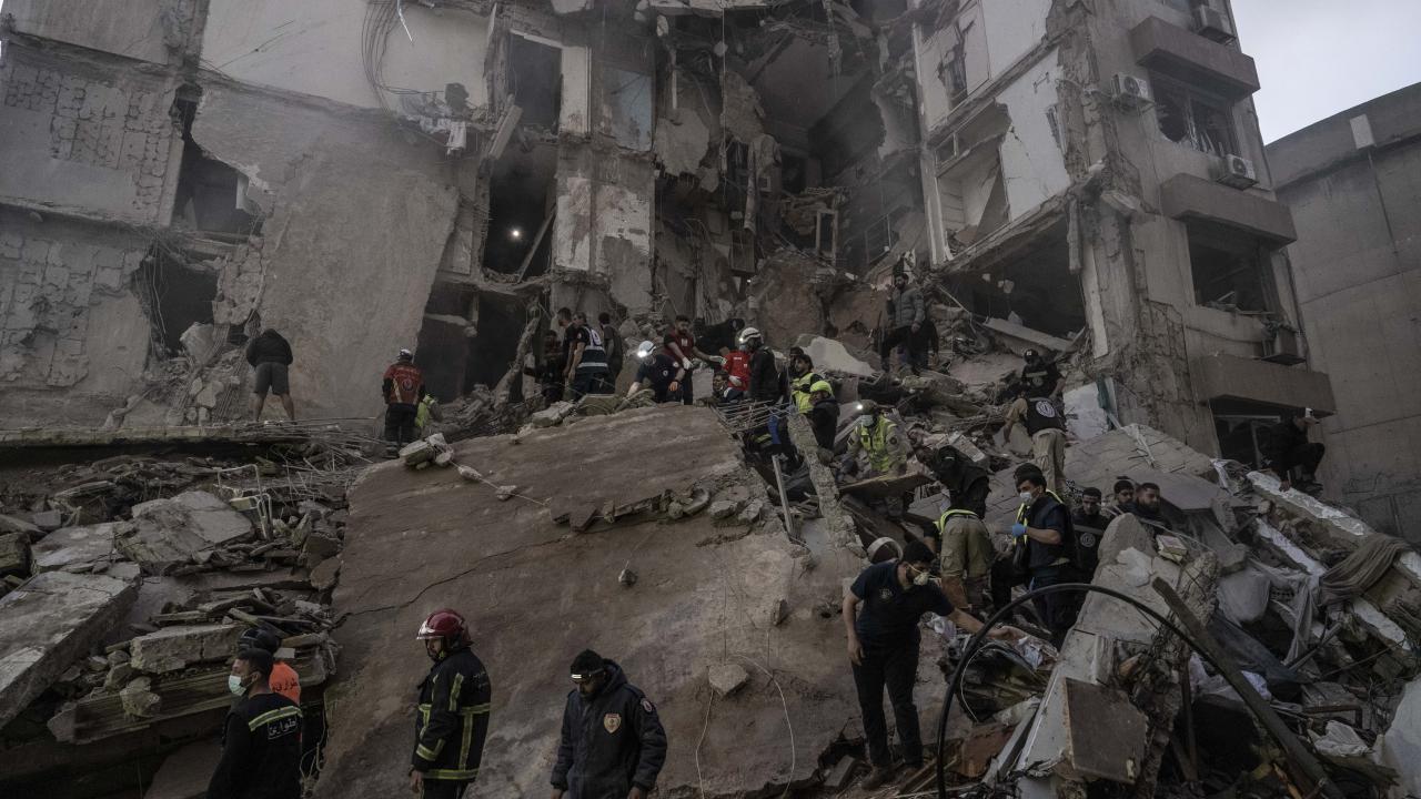 Soykırımcı İsrail'in Lübnan'ın güneyinde bir binaya düzenlediği saldırıda biri çocuk 5 kişi hayatını kaybetti