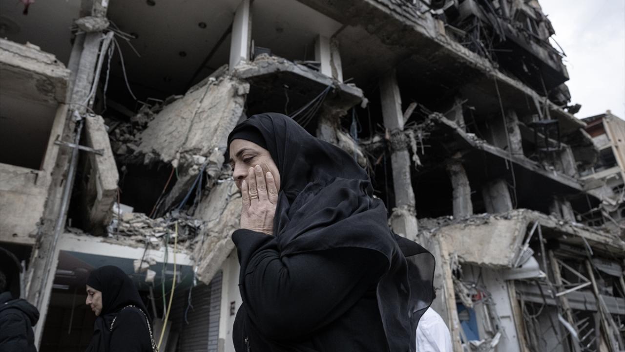 İşgalci İsrail ordusu, Lübnan'ın güneyindeki Meys elCebel beldesinde evleri ateşe verdi