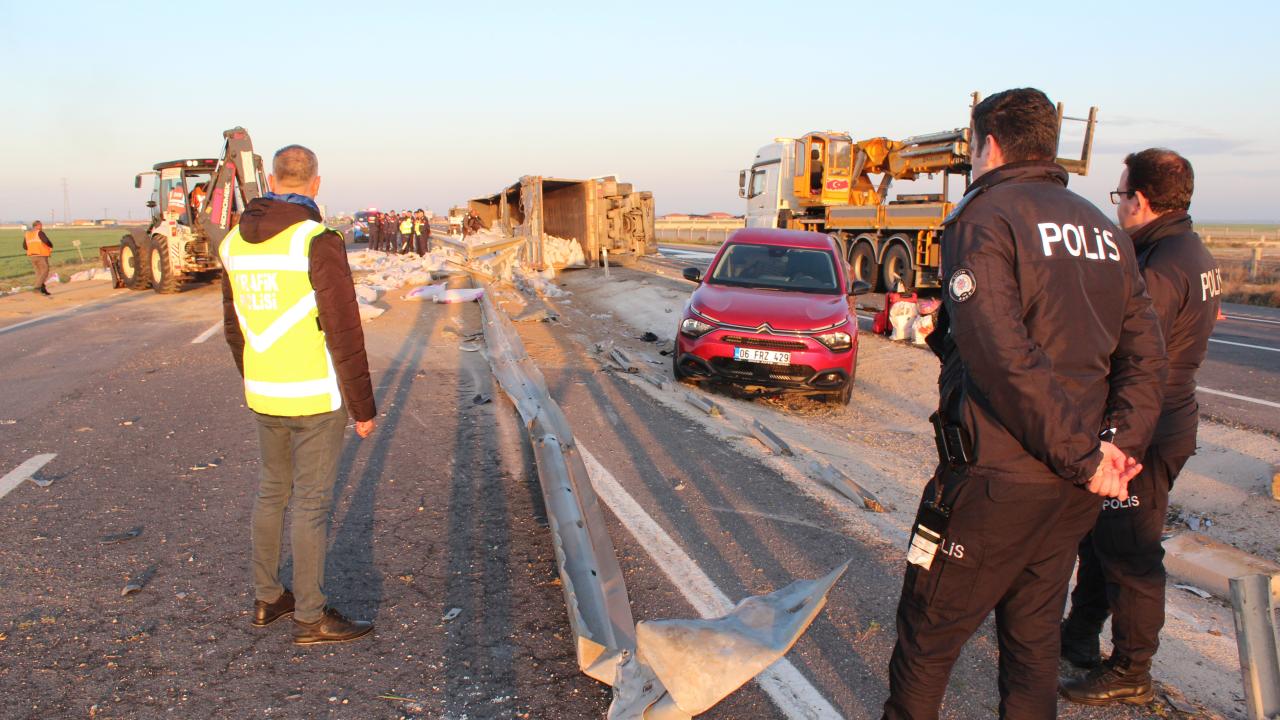 Kazayı görüp durdu, otomobiline başka araç çarptı: 1 ölü