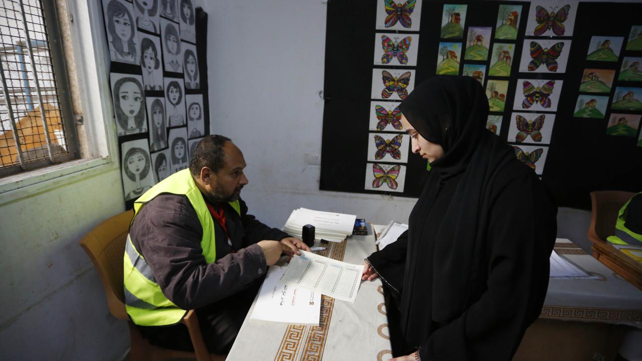 Gazze'deki Filistinliler, katil İsrail'in saldırıları gölgesinde yerel seçimler için sandığa gitti