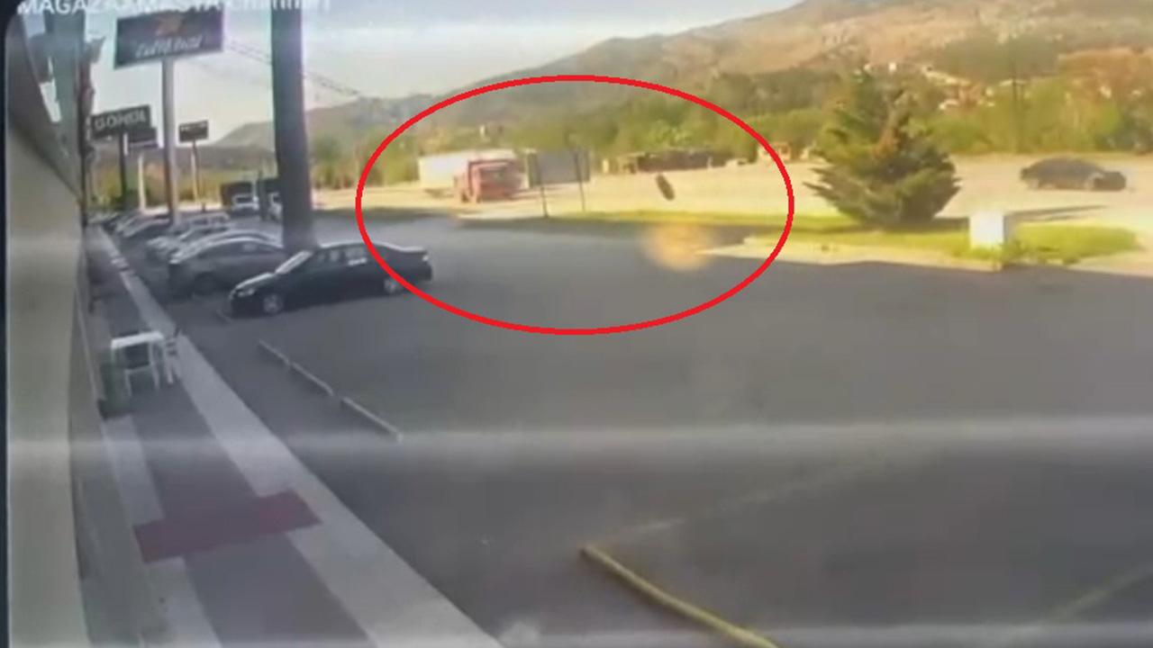 Kamyondan kopan tekerin mağazaya daldığı anlar kamerada