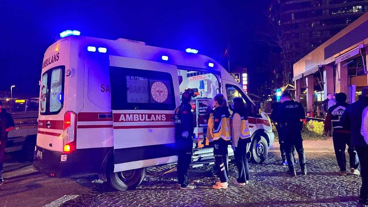 Bakırköy'de kontrolden çıkan araç kafeye daldı: 6 yaralı
