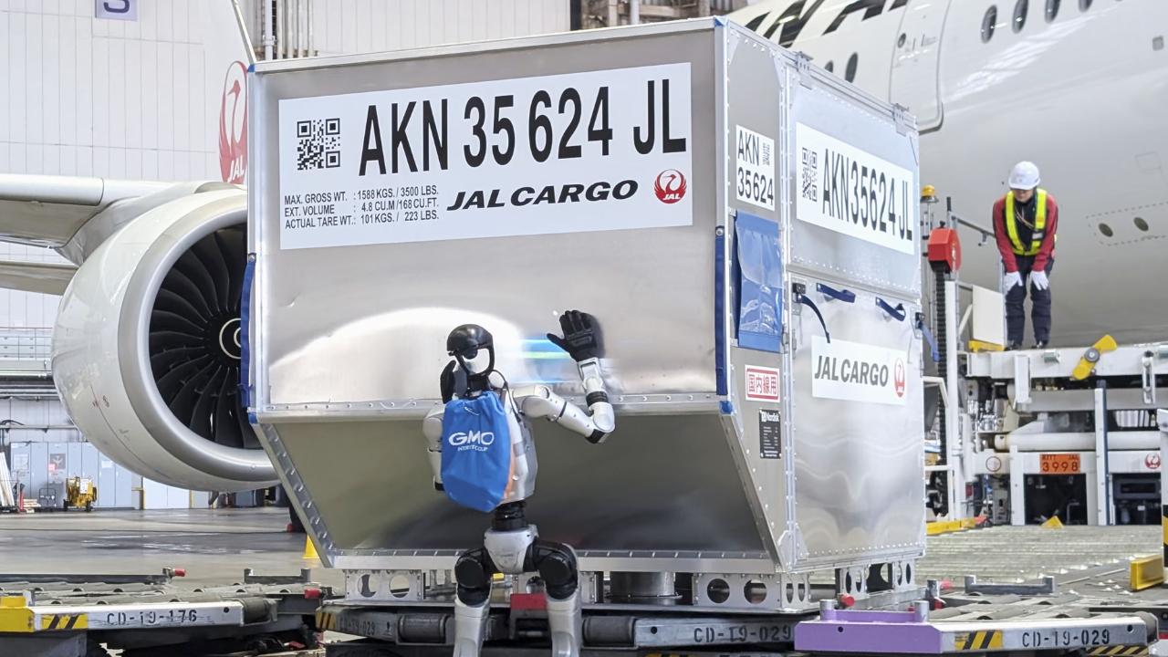 Japonya'da havalimanında bavullar insansı robotlara emanet