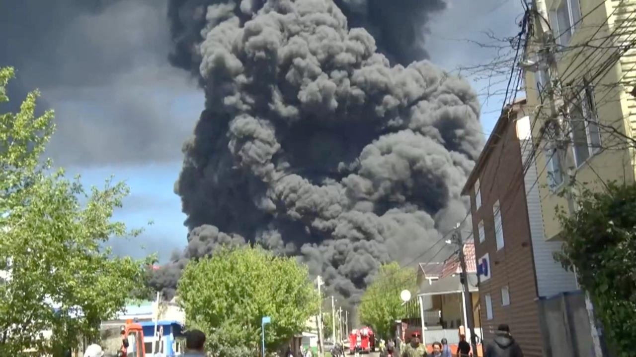 Rusya'nın Tuapse kentindeki petrol rafinerisinde yangın söndürme çalışmaları sürüyor