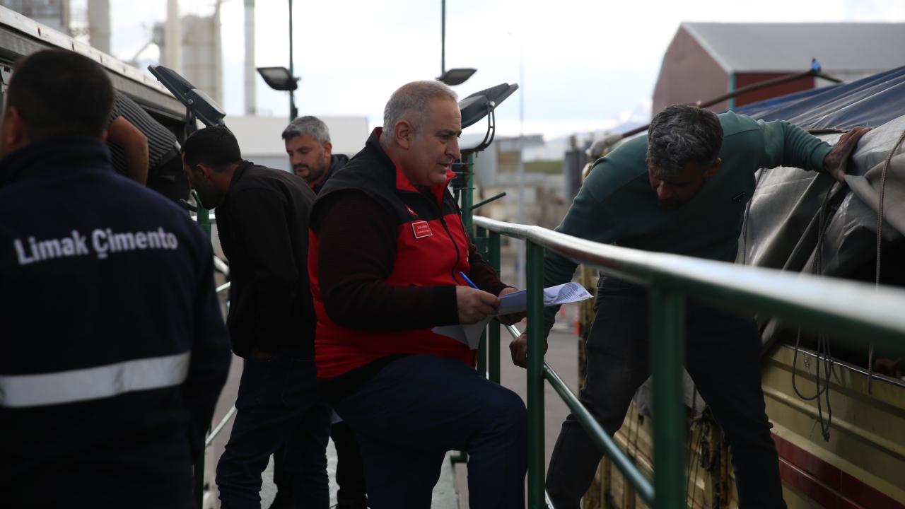 Batı illerine gönderilen kurbanlıklar Erzurum'da sıkı kontrolden geçiriliyor