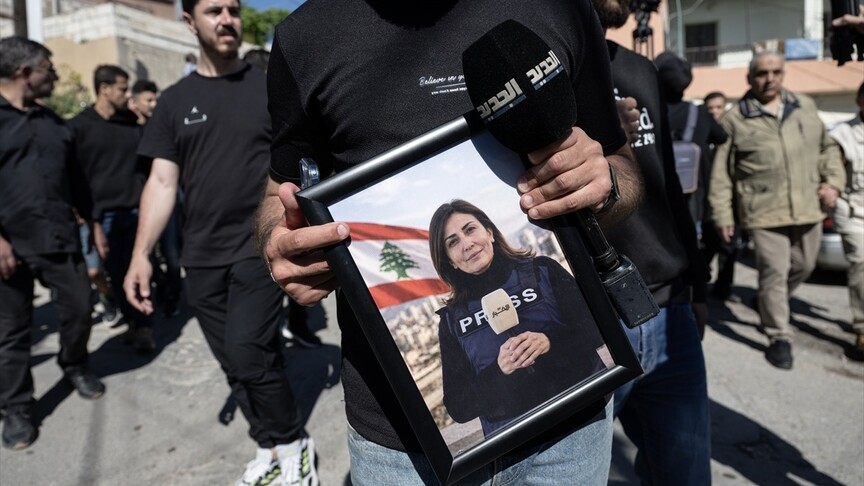 İsrail'in saldırısında hayatını kaybeden Lübnanlı gazeteci son yolculuğuna uğurlandı