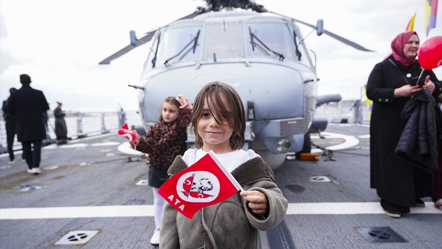 Askeri gemiler ziyarete açıldı