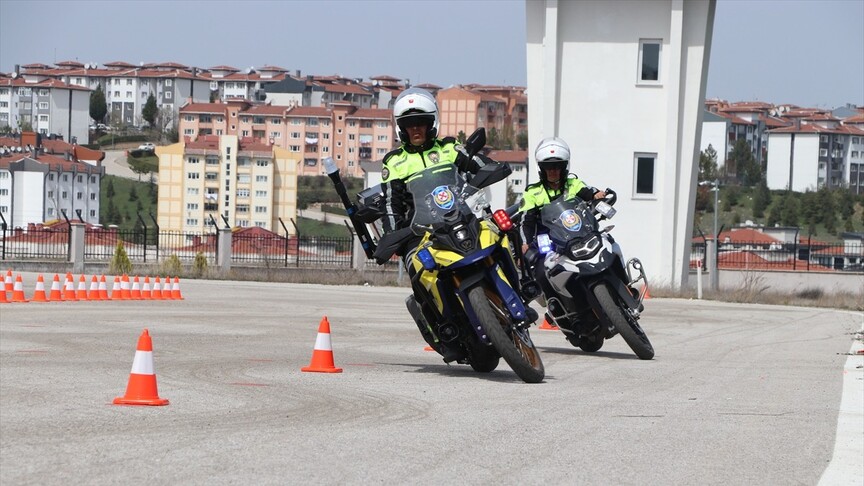 Motosikletli trafik polisleri "Şahinler" zorlu eğitimlerden geçiyor