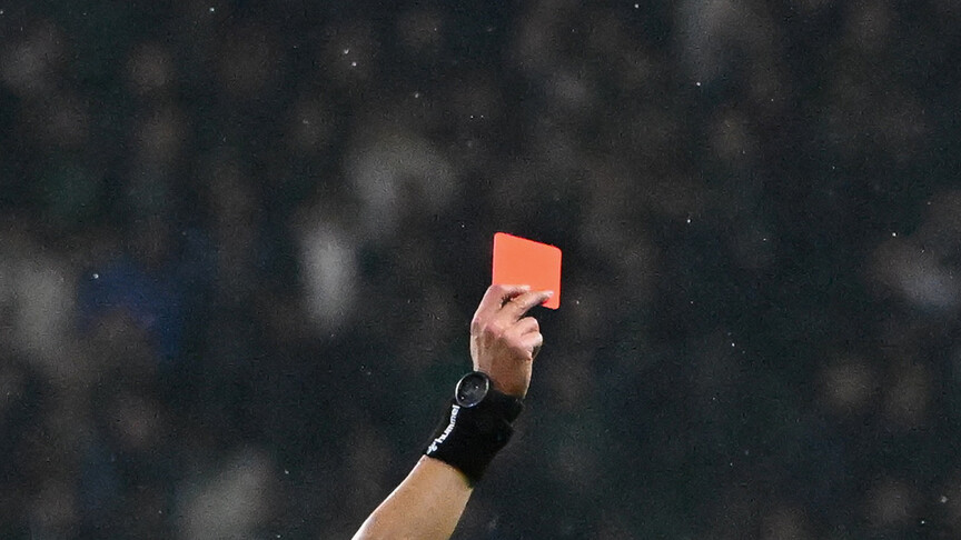 Derbide kartlar havada uçuşuyor