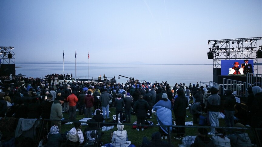 Anzak Koyu'nda geleneksel "Şafak Ayini" yapıldı