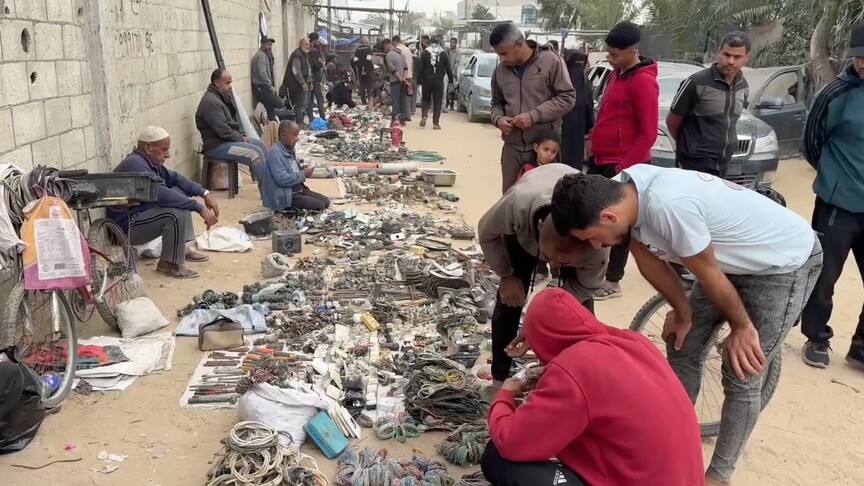 Gazzeliler temel ihtiyaçlarını karşılamak için çareyi enkazdan çıkarılan hurdalarda buluyor