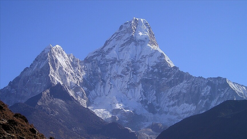 Everest'te 30 metrelik dev buz kütlesinin kapattığı yol nedeniyle dağcılar için yeni rota belirlendi