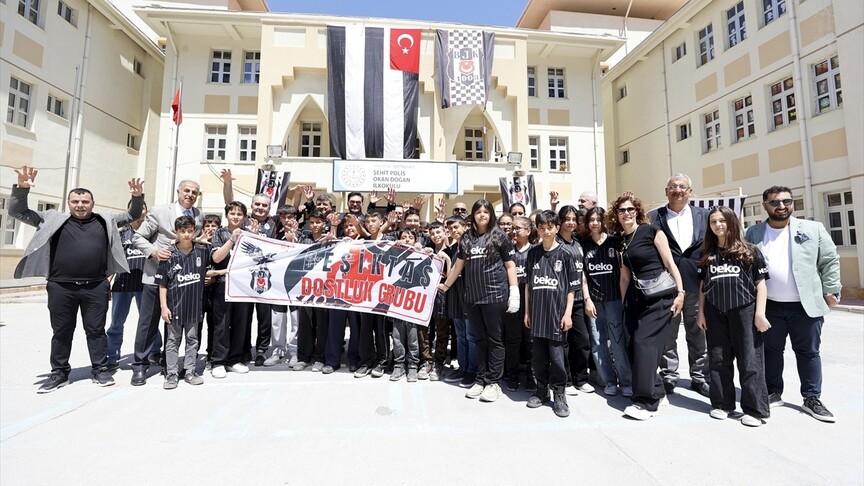 Beşiktaş gönüllüleri, Malatya'da depremzede öğrencilere forma hediye etti