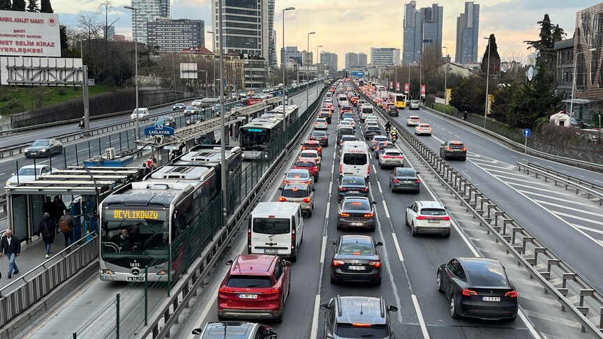 İstanbul'da akşam saatlerinde trafik yoğunluğu yüzde 87'ye yükseldi