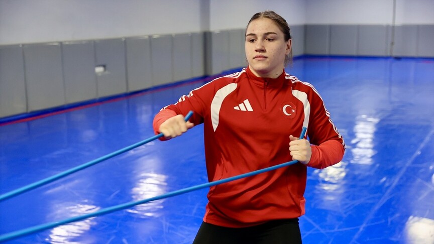 Milli güreşçi Beyza Nur Akkuş'un madalya sevinci