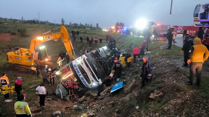 Malatya'da otobüsün şarampole devrilmesi sonucu 4 kişi öldü, 15 kişi yaralandı