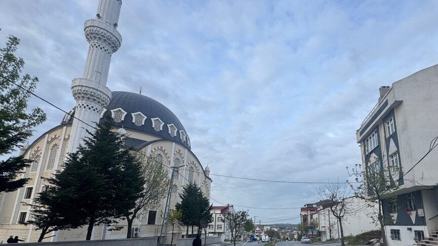 Arnavutköy'de rüzgar nedeniyle minaresi sallanan caminin yakınındaki 2 bina boşaltıldı