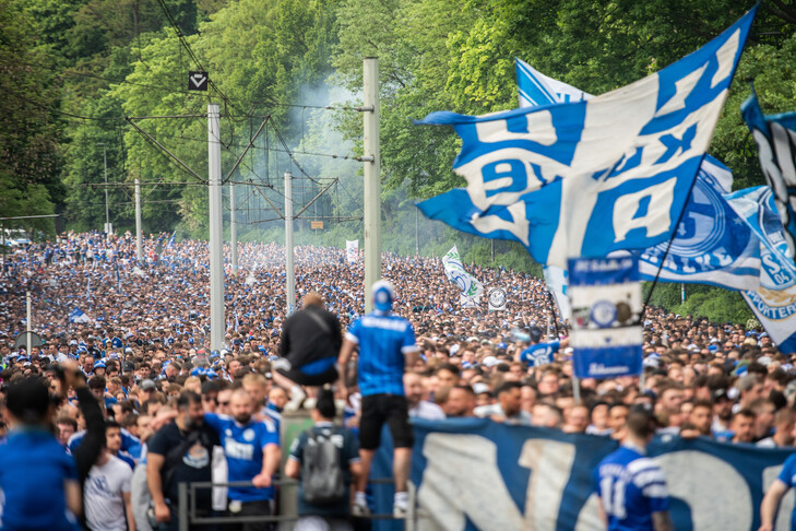 Kenan Karaman'ın attığı golle Schalke 04, Bundesliga'ya yükseldi