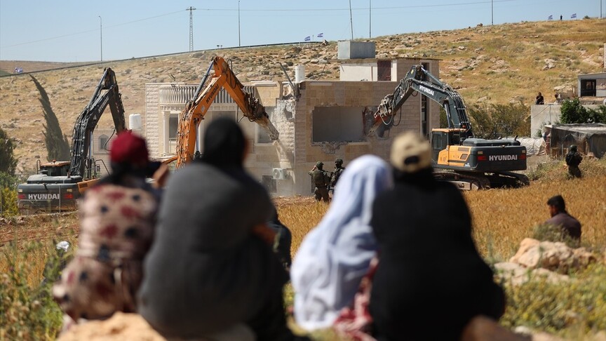 İsrail, işgal altındaki Batı Şeria'da Filistinlilere ait 2 katlı evi yıktı