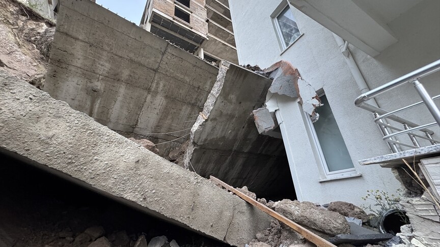 Nevşehir'de çöken istinat duvarı, öndeki apartmanda hasar oluşturdu
