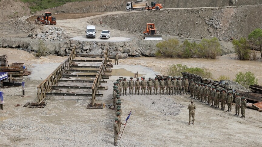 Hakkari'ye ulaşım sıkıntısı Mehmetçiğin kurulumuna başladığı panel köprüyle giderilecek