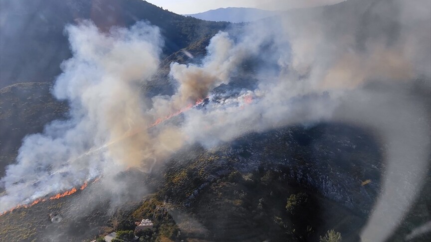 Marmaris'te makilik ve otluk alanda çıkan yangın kontrol altına alındı