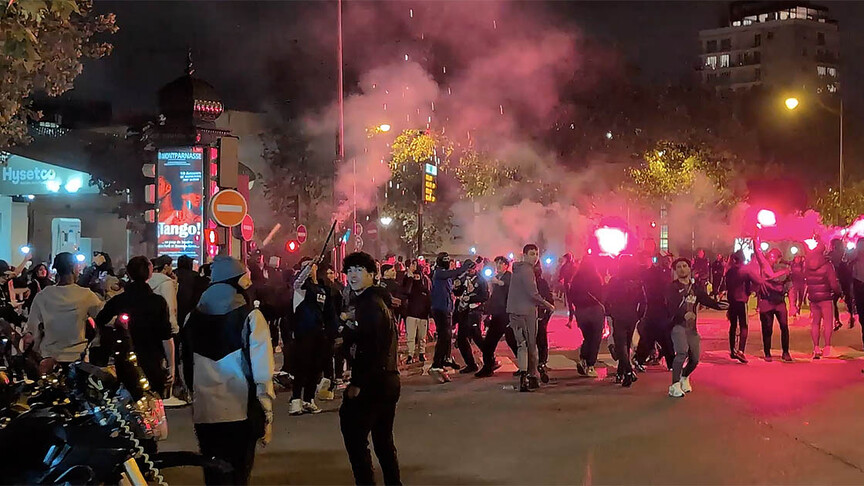 Fransa'da PSG'li taraftarların galibiyet kutlamalarında çıkan olaylar sebebiyle 127 kişi gözaltına alındı