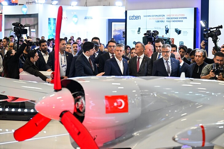 CHP Genel Başkanı Özel, SAHA 2026'yı ziyaret etti
